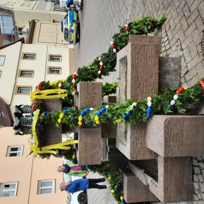 Osterbrunnen und Kuchenverkauf