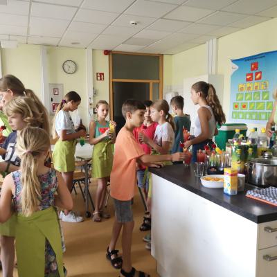 3 Empfang Der Kinder Und Verteilen Der Cocktails1
