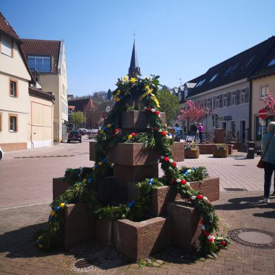 2025_04_10 Osterbrunnen schmücken