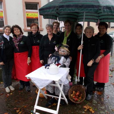 Puppe Bei Kuchenverkauf 2013